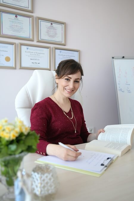 Esra Uslu Kimdir?